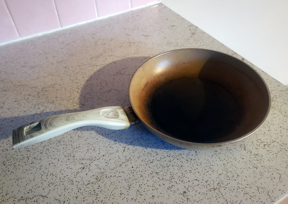 An image of a skillet that I got rid of during my declutter